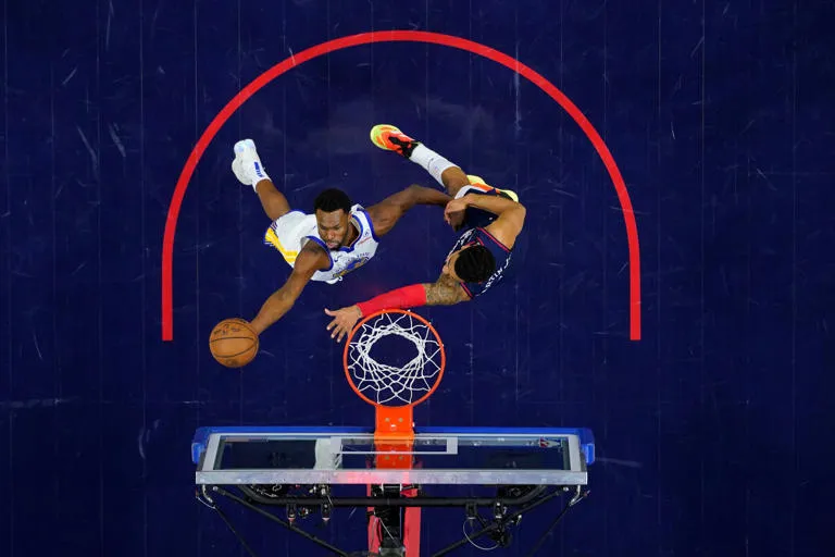 Doble-doble de Andrew Wiggins guía a Warriors a triunfo 127-104 sobre 76ers