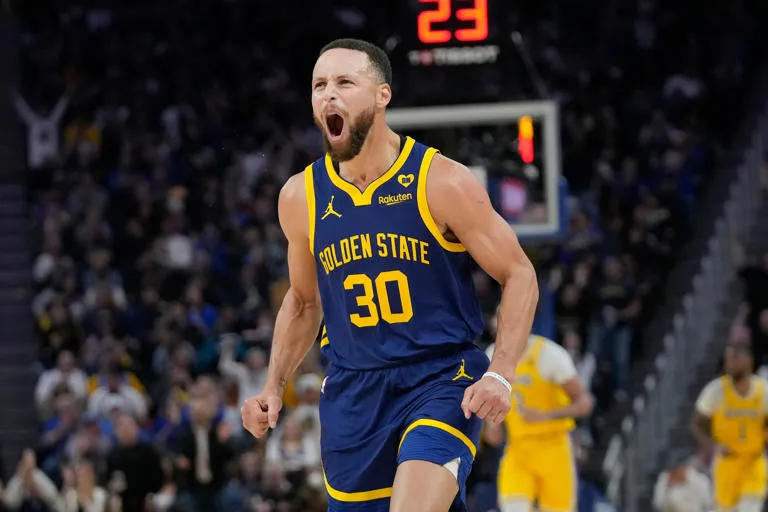 Curry suma 32 puntos; Warriors aprovechan ausencia de LeBron y derrotan a Lakers