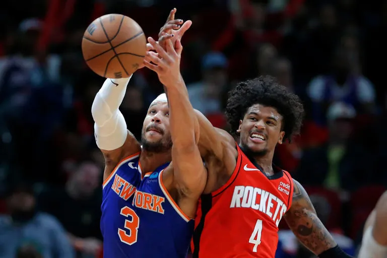 Par de tiros libres de Holiday tras falta de Brunson da triunfo a Rockets 105-103 sobre Knicks