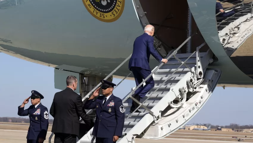 Biden vuelve a tropezar mientras sube la escalerilla del avión presidencial