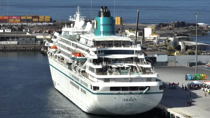 Crucero Amadea llega al Puerto de Iquique