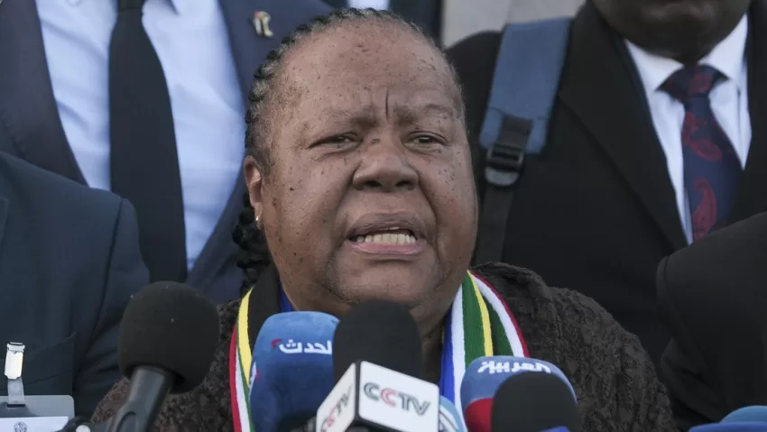Canciller sudafricana acusa a la Inteligencia de Israel de intimidarla por la demanda en La Haya
