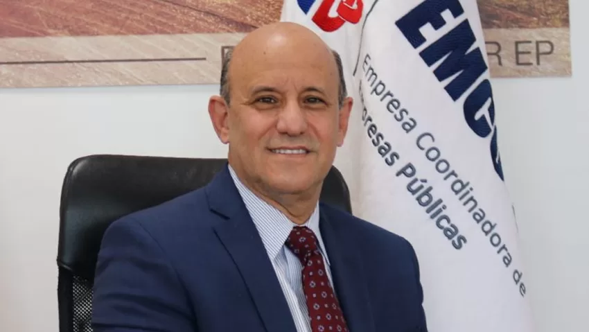Detienen en Argentina a un importante exfuncionario de Guillermo Lasso señalado por corrupción en Ecuador Hernán Luque, el expresidente del directorio de la Empresa Coordinadora de Empresas Públicas (EMCO EP) tiene cuentas pendientes en Ecuador por presuntos delitos de corrupción. El jueves fue detenido en Argentina el exfuncionario ecuatoriano Hernán Luque Lecaro, investigado por corrupción en su país dentro del 'Caso Encuentro', que también involucra a Danilo Carrera, cuñado del expresidente Guillermo Lasso. El hombre fue aprehendido por agentes de la Interpol Argentina cuando transitaba en la vía pública, en la calle Gurruchaga del barrio de Palermo —donde estaba residenciado— de Buenos Aires, reseñó El Universo, que tuvo acceso al informe policial. Su detención se realizó con fines de extradición, puesto que es requerido en Ecuador por el presunto delito de "organización, asociación o grupo delictivo, cohecho o corrupción". Desde noviembre de 2023 pesa una orden de prisión preventiva en su contra. Entre julio de 2021 y diciembre de 2022, Luque se desempeñó como presidente del directorio de la Empresa Coordinadora de Empresas Públicas (EMCO EP), cargo al que fue designado por Lasso. La causa En el 'Caso Encuentro', también conocido como 'El Gran Padrino', se investiga una presunta red de corrupción en empresas públicas durante la administración de Lasso (2021-2023). La Fiscalía General del Estado (FGE) abrió la pesquisa, por el delito de delincuencia organizada, luego de una publicación hecha por el medio digital ecuatoriano La Posta en enero de 2023. De acuerdo con la investigación periodística, entre otras cosas, Carrera, el cuñado de Lasso, habría influido en el nombramiento de Luque en la presidencia del directorio de la EMCO EP. Además de Luque y Carrera, otras seis personas, tanto funcionarios públicos como particulares, son investigadas en este hecho. De acuerdo con la FGE, en la trama pretendían obtener réditos económicos indebidos aprovechándose de su posición cercana con la política e interferir en instituciones como la Corporación Nacional de Electricidad (CNEL), BanEcuador y el Servicio Nacional de Aduanas. Entre las presuntas acciones que tomaron estas personas para su beneficio se incluye la adjudicación de contratos y el ingreso irregular de ciertas personas en empresas del Estado. Luque habría abandonado Ecuador, rumbo a Argentina, apenas se dio a conocer el informe periodístico de La Posta en enero del año pasado, según medios locales. Tras ello, Lasso, aún en la Presidencia, dijo en una entrevista: "Espero, muy pronto, traerlo del cogote, esté donde esté, para que se presente ante las autoridades y declare todo lo que debe declarar". En noviembre de 2023, un juez dictó arresto domiciliario para Carrera, por ser mayor de 65 años, y prisión preventiva para Luque, Leonardo C. y Gabriel M. A Julio L., Roberto B. y Antonio I., también investigados, se les ordenó prohibición de salida del país y presentación una vez por semana en la FGE; mientras que a Jorge O., por encontrarse fuera de Ecuador, se le dispuso presentarse semanalmente en el consulado del país en Miami, EE.UU. Detienen en Argentina a un importante exfuncionario de Guillermo Lasso señalado por corrupción en Ecuador Hernán Luque, el expresidente del directorio de la Empresa Coordinadora de Empresas Públicas (EMCO EP) tiene cuentas pendientes en Ecuador por presuntos delitos de corrupción. El jueves fue detenido en Argentina el exfuncionario ecuatoriano Hernán Luque Lecaro, investigado por corrupción en su país dentro del 'Caso Encuentro', que también involucra a Danilo Carrera, cuñado del expresidente Guillermo Lasso. El hombre fue aprehendido por agentes de la Interpol Argentina cuando transitaba en la vía pública, en la calle Gurruchaga del barrio de Palermo —donde estaba residenciado— de Buenos Aires, reseñó El Universo, que tuvo acceso al informe policial. Su detención se realizó con fines de extradición, puesto que es requerido en Ecuador por el presunto delito de "organización, asociación o grupo delictivo, cohecho o corrupción". Desde noviembre de 2023 pesa una orden de prisión preventiva en su contra. Entre julio de 2021 y diciembre de 2022, Luque se desempeñó como presidente del directorio de la Empresa Coordinadora de Empresas Públicas (EMCO EP), cargo al que fue designado por Lasso. La causa En el 'Caso Encuentro', también conocido como 'El Gran Padrino', se investiga una presunta red de corrupción en empresas públicas durante la administración de Lasso (2021-2023). La Fiscalía General del Estado (FGE) abrió la pesquisa, por el delito de delincuencia organizada, luego de una publicación hecha por el medio digital ecuatoriano La Posta en enero de 2023. De acuerdo con la investigación periodística, entre otras cosas, Carrera, el cuñado de Lasso, habría influido en el nombramiento de Luque en la presidencia del directorio de la EMCO EP. Además de Luque y Carrera, otras seis personas, tanto funcionarios públicos como particulares, son investigadas en este hecho. De acuerdo con la FGE, en la trama pretendían obtener réditos económicos indebidos aprovechándose de su posición cercana con la política e interferir en instituciones como la Corporación Nacional de Electricidad (CNEL), BanEcuador y el Servicio Nacional de Aduanas. Entre las presuntas acciones que tomaron estas personas para su beneficio se incluye la adjudicación de contratos y el ingreso irregular de ciertas personas en empresas del Estado. Luque habría abandonado Ecuador, rumbo a Argentina, apenas se dio a conocer el informe periodístico de La Posta en enero del año pasado, según medios locales. Tras ello, Lasso, aún en la Presidencia, dijo en una entrevista: "Espero, muy pronto, traerlo del cogote, esté donde esté, para que se presente ante las autoridades y declare todo lo que debe declarar". En noviembre de 2023, un juez dictó arresto domiciliario para Carrera, por ser mayor de 65 años, y prisión preventiva para Luque, Leonardo C. y Gabriel M. A Julio L., Roberto B. y Antonio I., también investigados, se les ordenó prohibición de salida del país y presentación una vez por semana en la FGE; mientras que a Jorge O., por encontrarse fuera de Ecuador, se le dispuso presentarse semanalmente en el consulado del país en Miami, EE.UU. Detienen en Argentina a un importante exfuncionario de Guillermo Lasso señalado por corrupción en Ecuador