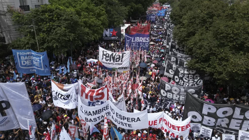 "El hambre no espera": Organizaciones sociales se unen en masivas movilizaciones en Argentina