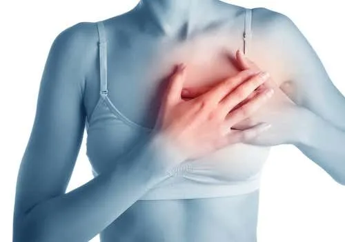 Los 6 mejores deportes para prevenir infartos Lo cierto es que cualquier actividad que suponga mantener el cuerpo en movimiento puede sernos de gran utilidad para prevenir infartos y mejorar nuestra calidad de vida en general El ejercicio aeróbico es fundamental para disfrutar de un corazón más sano y fuerte. ¿Te gustaría saber cuáles son los mejores deportes para prevenir infartos, reducir la obesidad y mejorar el sistema respiratorio? A continuación, te los contamos. ¿Qué es un infarto de miocardio? El infarto de miocardio aparece por un riego sanguíneo insuficiente debido a la obstrucción de la arteria coronaria. Las causas más comunes son un coágulo de sangre y la aterosclerosis que se va produciendo progresivamente. Factores de riesgo: Tabaco Diabetes Niveles altos de colesterol Hipertensión Antecedentes familiares Edad avanzada Sedentarismo Obesidad Alimentación deficiente El deporte y la salud cardíaca La actividad física es buena para la salud, en todos los sentidos. Eso no es una novedad. Sin embargo existen disciplinas más adecuadas según la condición que queramos mejorar. El deporte tiene la capacidad de prevenir infartos, insuficiencia aórtica, hipertensión, etc. Si hacemos ejercicio de intensidad moderada, a largo plazo modificaremos nuestro estilo de vida y nos alejaremos de las posibilidades de sufrir muchas patologías y dolencias. Los deportes que reducen las enfermedades del corazón o vasculares son aquellos que se basan en el ejercicio interválico. Es decir, alteran el esfuerzo con el reposo o la recuperación. Estas disciplinas tienen efectos más positivos en la salud general y están asociadas a mejores rendimientos cardíaco y metabólico. Por otro lado, estas actividades deportivas son de carácter lúdico, lo que significa que no incluyen un componente competitivo. Además, implican mover amplios grupos musculares y son benéficas también desde lo emocional y lo social. ¿Cuáles son los deportes que pueden prevenir infartos? Los ejercicios que indicaremos a continuación tienen efectos más que positivos para la salud, estimulan la resistencia cardiorrespiratoria así como la fuerza muscular. En conjunto, todas las ventajas que aportan reducen el riesgo de sufrir una enfermedad cardíaca. Entre los deportes que ayudan a prevenir infartos encontramos: Tenis En realidad, aquí podemos agrupar otros ejercicios que se desarrollen usando una raqueta, como el pádel o el tenis de mesa. Estas disciplinas están asociadas a un menor riesgo de padecer enfermedades cardiovasculares, ya que reducen la tensión arterial y mejoran la función del corazón. El tenis combina componentes interválicos de gran intensidad con descansos cuando hay saque o se anota un punto. El gasto energético de este deporte permite a su vez controlar el peso graso y mejorar la función muscular. Por eso, se recomienda a diabéticos y a personas con obesidad. Lee: El optimismo evita problemas cardíacos Senderismo Se trata de un ejercicio de intensidad moderada que, además de servir para prevenir infartos, se aconseja en pacientes que ya hayan sufrido uno. El senderismo mejora la respuesta del corazón al aumentar las cavidades de este órgano y el ingreso de sangre por cada latido. Además, mientras caminamos el transporte de oxígeno y demás sustancias nutritivas se incrementa. Mejora la salud de los vasos sanguíneos, facilita el retorno venoso hacia el corazón o los pulmones y permite respirar profundamente. Para aprovechar estas bondades, la caminata debe realizarse en entornos rurales, sin importar la época del año. Natación Sin duda, se trata de uno de los deportes más completos que existen y, además, es beneficioso para la salud cardíaca. Al nadar ejercitamos una buena parte de la musculatura y desarrollamos la coordinación neuromuscular. En cuanto a los beneficios para el corazón, debemos destacar el control de la presión arterial. Como si no fuese suficiente, la natación aumenta el gasto energético, reduce el colesterol y el peso graso. Entre las ventajas adicionales de este deporte podemos mencionar también que no produce impactos en las articulaciones y que se puede practicar a cualquier edad. Se recomienda nadar a partir de los 40 años para prevenir infartos. Esquí Puede que este deporte de montaña sea considerado peligroso o para personas jóvenes y atléticas. Sin embargo, deslizarse por la nieve puede ser lo que necesitamos para tener un corazón sano y fuerte. Aunque, el esquí en sí, no es tan recomendable, sí lo es el recorrer distancias en terrenos más planos como la marcha nórdica. Ofrece varios beneficios para el sistema cardiovascular, ya que requiere una considerable demanda energética del tipo aeróbico. El tamaño del corazón, la frecuencia cardíaca, la tensión arterial, el flujo y el volumen sanguíneo mejoran notoriamente al esquiar. Aeróbic Todos los ejercicios considerados aeróbicos son “cardiosaludables” y, además, intervienen en la coordinación neuromuscular. La danza, el aeróbic o cualquier baile ayudan a mantener un peso saludable, ya que se pueden perder hasta 260 calorías en media hora de actividad moderada. A su vez, este tipo de disciplina tiene un aspecto lúdico importante y, por ende, es capaz de reducir los efectos nocivos del estrés. Además, no es preciso asistir a una clase en una academia. Podemos, simplemente, bailar en casa nuestras canciones favoritas. ¿No lo sabías? 7 alimentos que contienen calorías negativas Ciclismo Un ejercicio indicado para personas que, o bien desean prevenir un infarto, o ya lo han padecido. Si se practica con regularidad y la intensidad es la adecuada, permite movilizar los músculos de las piernas, los glúteos y las caderas. Además, también disminuye el riesgo de padecer un ataque cardíaco, ya que equilibra la presión arterial, reduce el colesterol y la posibilidad de sufrir trombosis. Otros beneficios del ciclismo son: Aumenta la sensibilidad a la insulina. Estimula la producción de químicos encargados del estado de ánimo y el estrés. Previene la aparición de artrosis o de hernias discales.