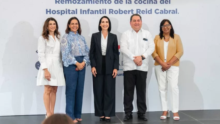 Primera dama Raquel Arbaje, Grupo Rizek y Fundación Amigos contra el Cáncer Infantil remozan cocina del Hospital Robert Reid Cabral, por una inversión de 14 millones de pesos
