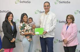 SeNaSa entrega carnet a madre primer bebé 2024