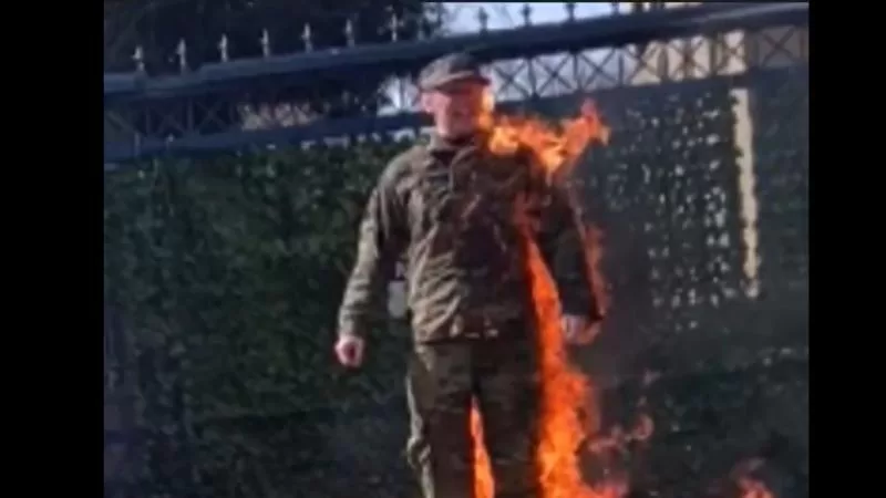 Un hombre se prende fuego frente a la Embajada de Israel en Washington