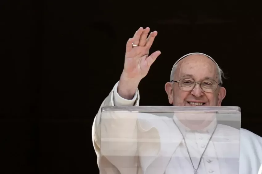 El papa Francisco reapareció para celebrar el rezo del ángelus tras suspender su agenda del sábado por una gripe