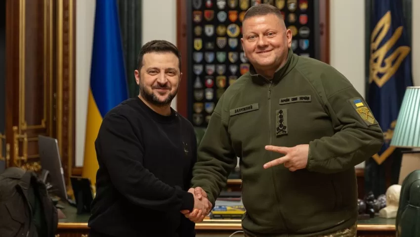 Zelenski cesa a Zaluzhny como comandante en jefe del Ejército ucraniano