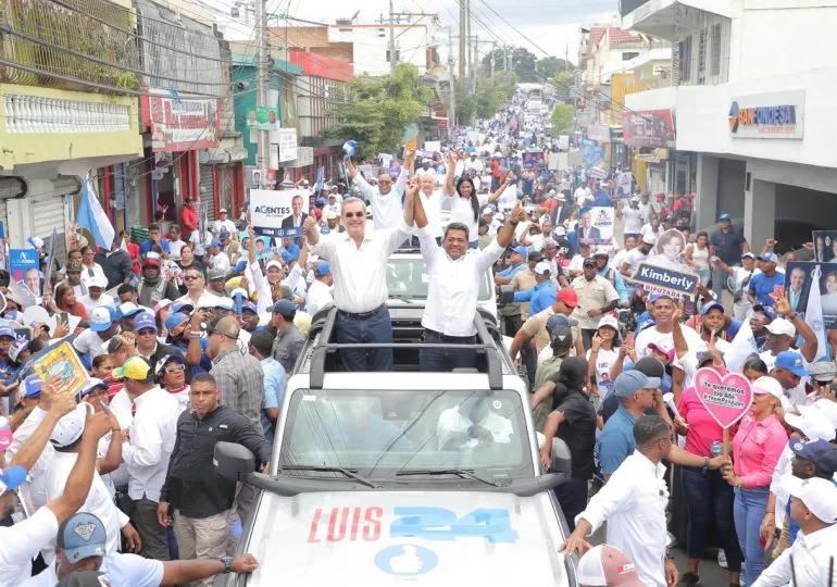 Luis Abinader y Junior Santos encabezan caravana en Los Alcarrizos