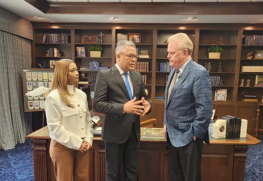 Obispo Mundial llama a votar por pastor Carlos Peña para presidente RD