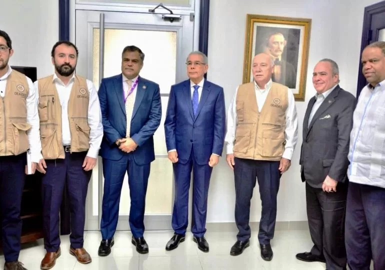 Delegación de la OEA visita oficina presidencial del PLD