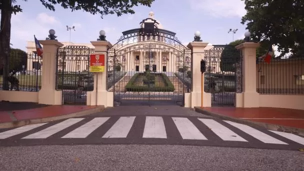 Joven que embiste puerta del Palacio Nacional sufre de problemas mentales y no intenciones terroristas; dice su abogado