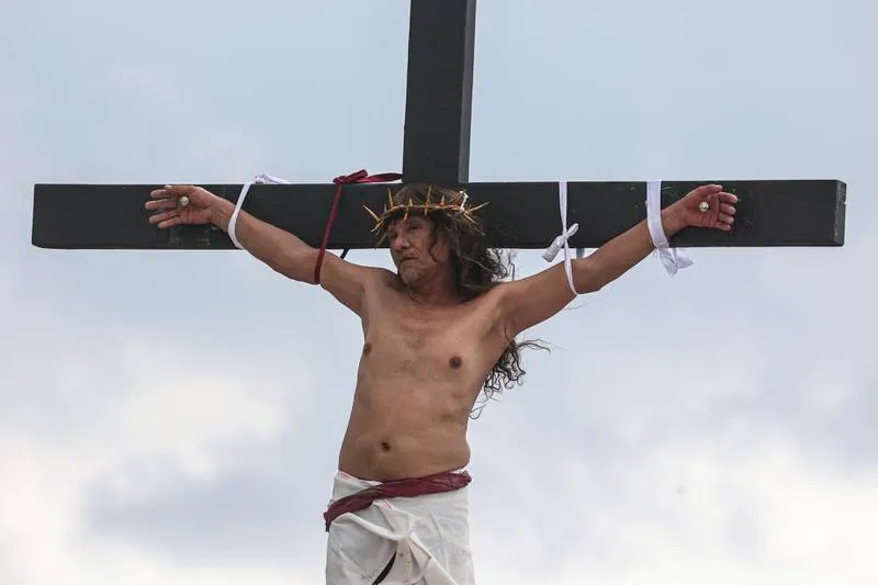 Hombre filipino se hace crucificar por 35ta vez para rezar por paz mundial este Viernes Santo