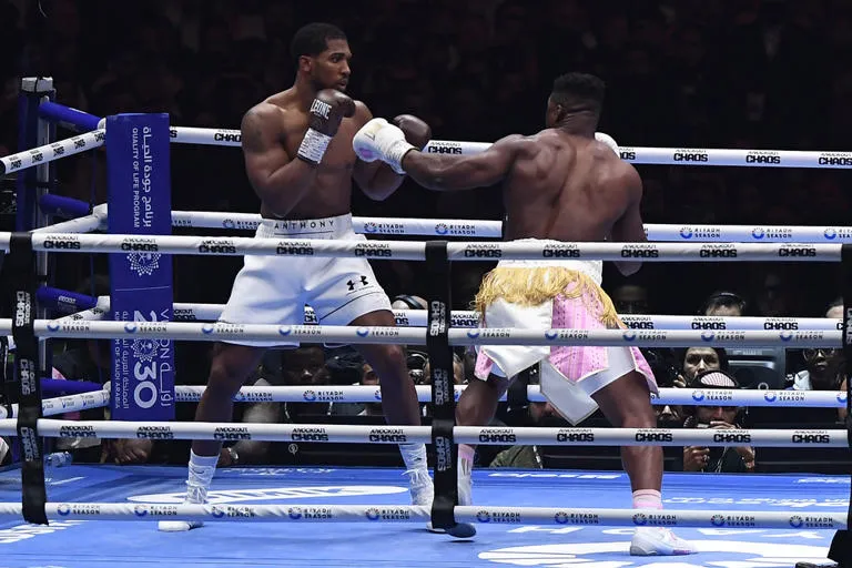 Joshua noquea a Ngannou, astro de artes marciales mixtas, en 2do round de pelea desigual