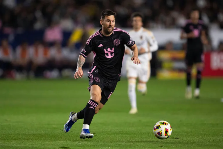 Messi realizó un tiro libre y golpeó a una niña del público, la reacción del padre se volvió viral