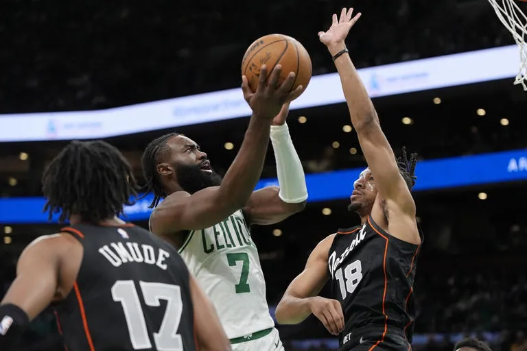 Brown anota 31, White logra su primer triple doble y los Celtics vencen 119-94 a Detroit
