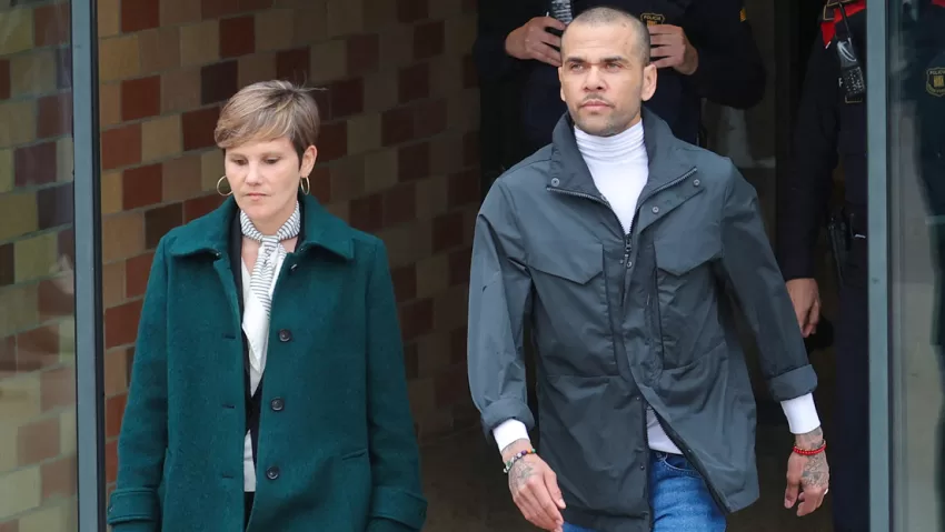 Dani Alves sale de la cárcel tras pagar la millonaria fianza