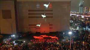 En la fachada del Crocus City Hall se proyectan grullas volando en memoria de los fallecidos en el atentado