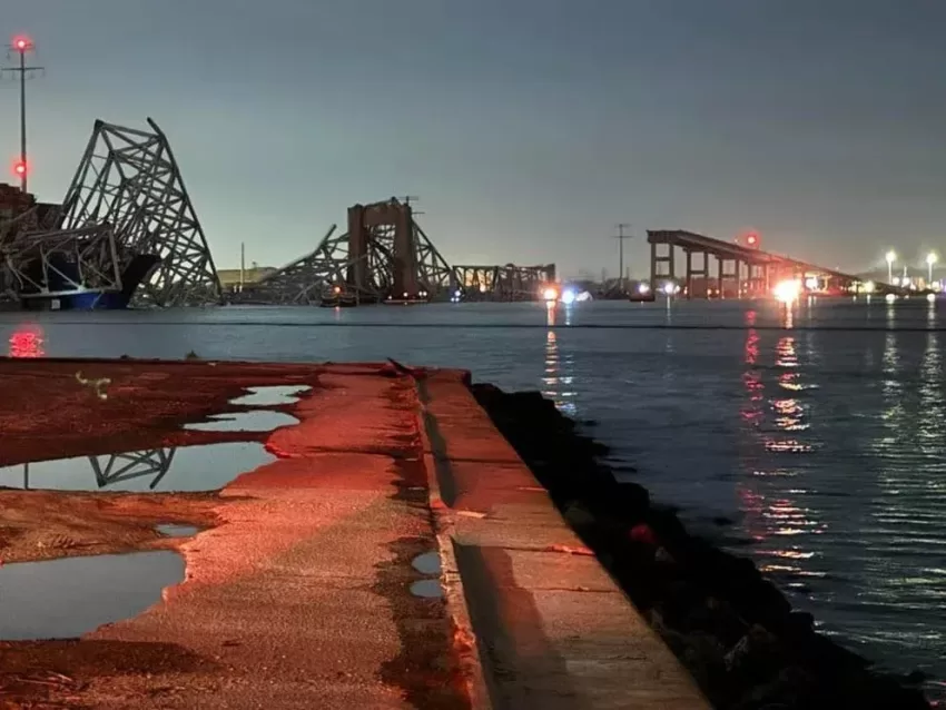 Un barco impactó contra el puente Francis Scott Key que se desplomó en Baltimore: buscan al menos a siete desaparecidos en el agua