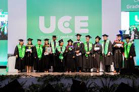 La UCE gradúa 399 nuevos profesionales