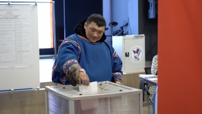 Una familia de pastores de renos rusa recorre 150 kilómetros por la tundra para votar