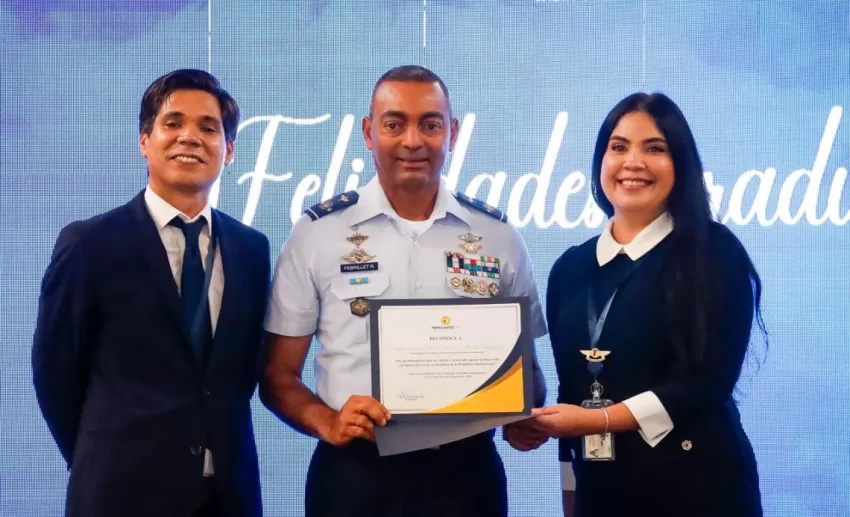 Centro aeronáutico inviste 115 de nuevos tripulantes de cabina profesional