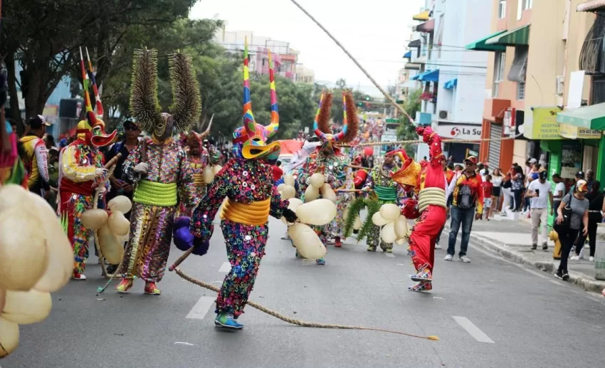Suspenden cierre del carnaval de Salcedo tras tragedia por fuegos artificiales
