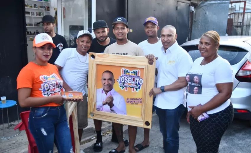 Diputado entrega mesas de dómino a munícipes de SDE por asueto de Semana Santa