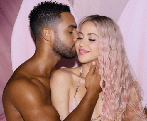 Shakira afina su puntería con el actor Lucien Leon Laviscount