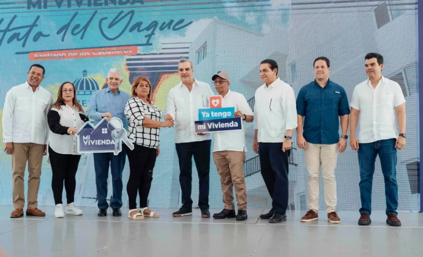 Presidente Abinader entrega 300 viviendas en Hato del Yaque