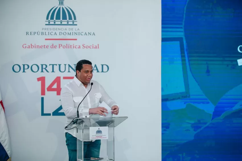 Presidente Luis Abinader felicita al joven Alex Mordan por su trabajo en el programa 14-24