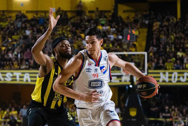 Básquet: Peñarol está derrotando 21-20 a Nacional al cierre del primer cuarto