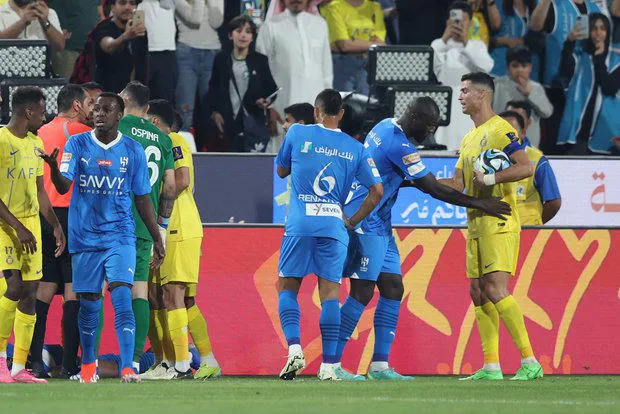Cristiano Ronaldo fue expulsado por un codazo y después amagó con pegarle al árbitro
