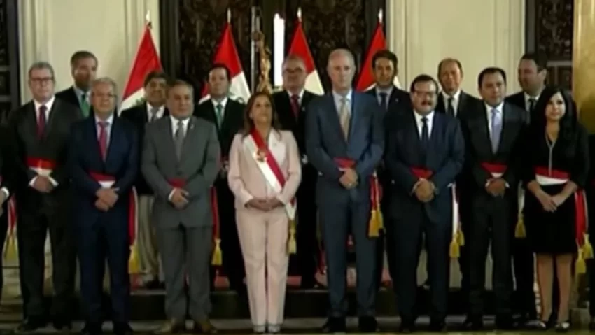 Boluarte juramenta a nuevos ministros en medio de crisis política en Perú