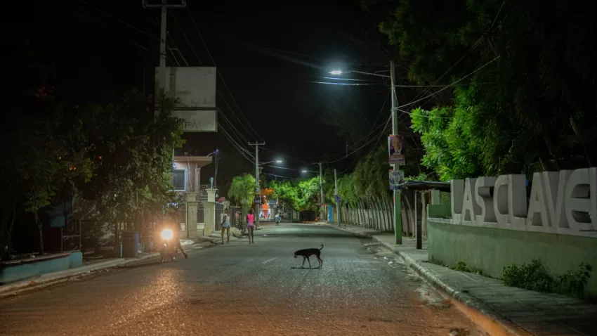 Edesur ilumina el distrito municipal Las Clavellinas y la comunidad de Los Tramojos en Azua