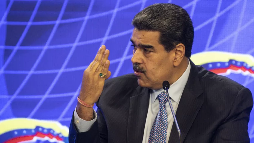 Esta denuncia coincide con la visita de la jefa del Comando Sur, Laura Richardson, a Argentina, cuyo presidente, Javier Milei, amagó con propiciar un cerco de sanciones contra Caracas en días recientes. Tanto en agosto de 2022 como en julio de 2023, Richardson, quien mantiene una postura hostil hacia el Gobierno venezolano, estuvo en Guyana. En marzo pasado circularon unas declaraciones de la general estadounidense donde afirmaba que su país tenía un "plan muy sólido" con Georgetown, al tiempo que manifestó que la reclamación de Caracas sobre el territorio de la Guayana Esequiba era "injusta". También en marzo, el director de la Agencia Central de Inteligencia de Estados Unidos (CIA), William J. Burns, hizo una visita no anunciada a Guyana. Al respecto, el canciller venezolano, Yván Gil, dijo que ese viaje formaba parte de una escalada de provocaciones y una "amenaza" contra su país. Previamente, el jefe de la inteligencia estadounidense también estuvo en Argentina.