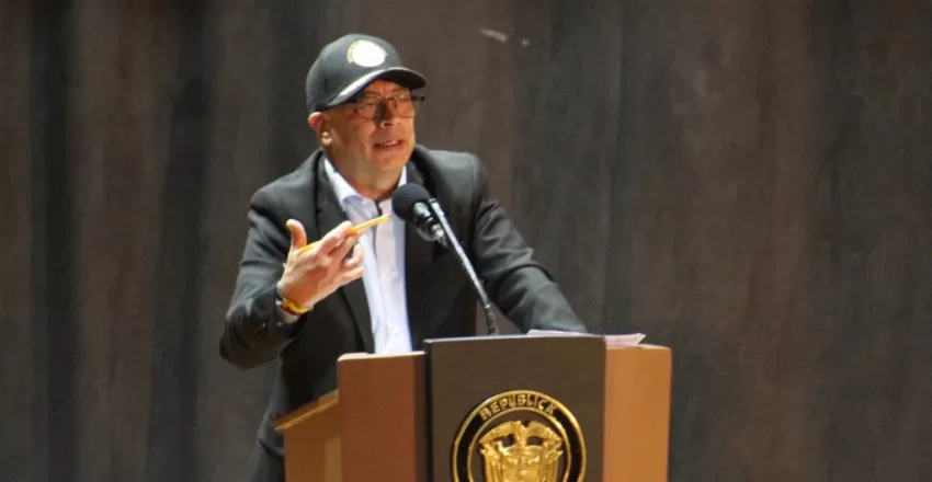 Petro pide a la OEA y la CELAC reunirse "de urgencia" por asalto a embajada de México en Quito