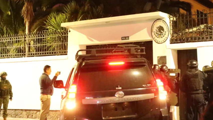Petro sobre incursión a embajada en Quito: "Se ha roto la soberanía de México en Ecuador"
