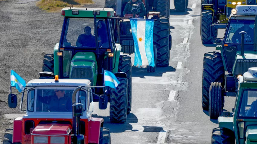 Productores argentinos realizan un masivo tractorazo contra las medidas del Gobierno