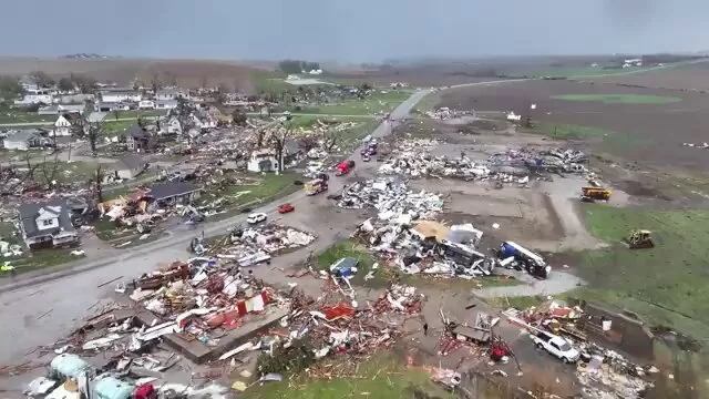 Secuelas del tornado que devastó cientos de hogares en EE.UU., vistas desde un dron