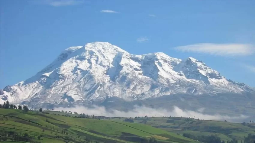 Tres personas quedan atrapadas a más de 5.600 metros tras avalancha en un volcán de Ecuador