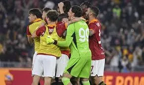 Italia: Roma le ganó 1-0 el derbi a Lazio, mientras que Milan goleó 3-0 y es escolta