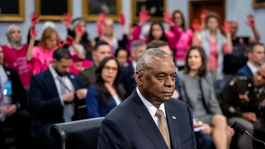 "¡Vergüenza! ¡Detengan el genocidio!": Activistas propalestinos interrumpen una audiencia con Lloyd Austin