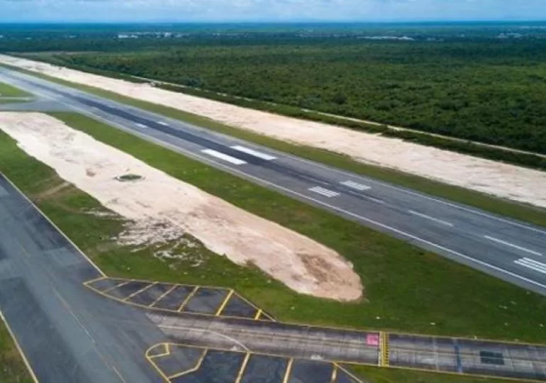 Aeropuerto Internacional Las Américas abre la pista de aterrizaje tras agujero que estaba siendo reparado