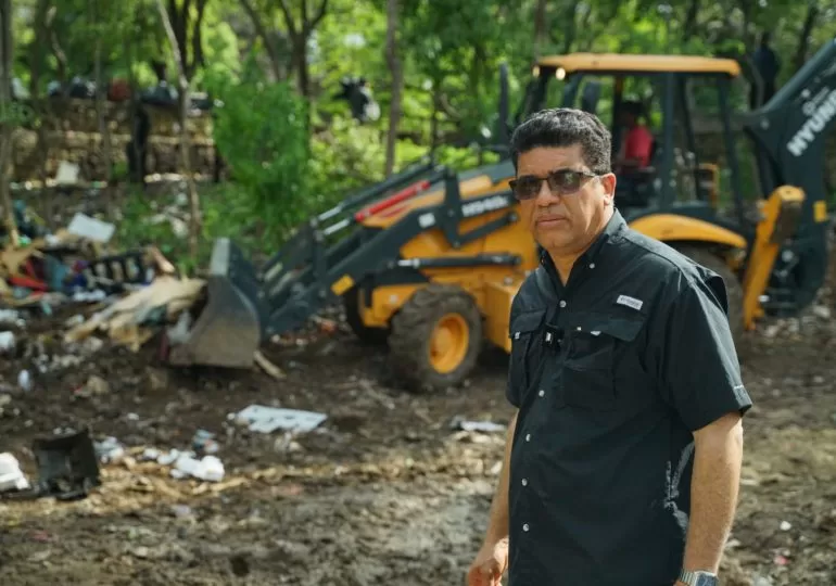 Dío Astacio encabeza jornada guerra contra la basura; más de 200 personas y varias brigadas están en operativo