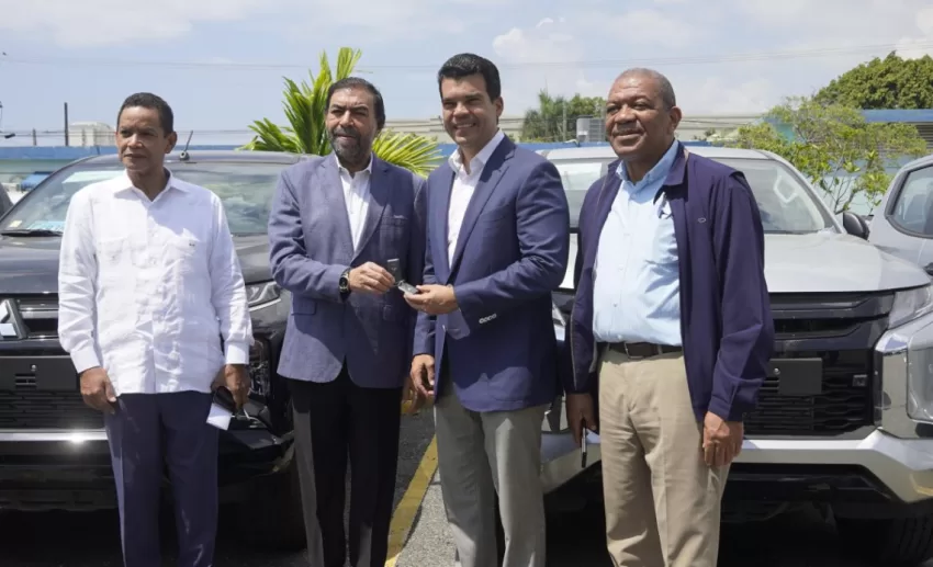 Indrhi entrega 76 vehículos a Medio Ambiente, Agricultura e Inapa