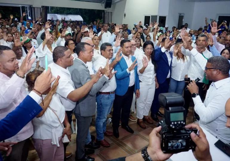 Junior Santos juramenta peledeístas mientras conforman el comando de campaña de Los Alcarrizos