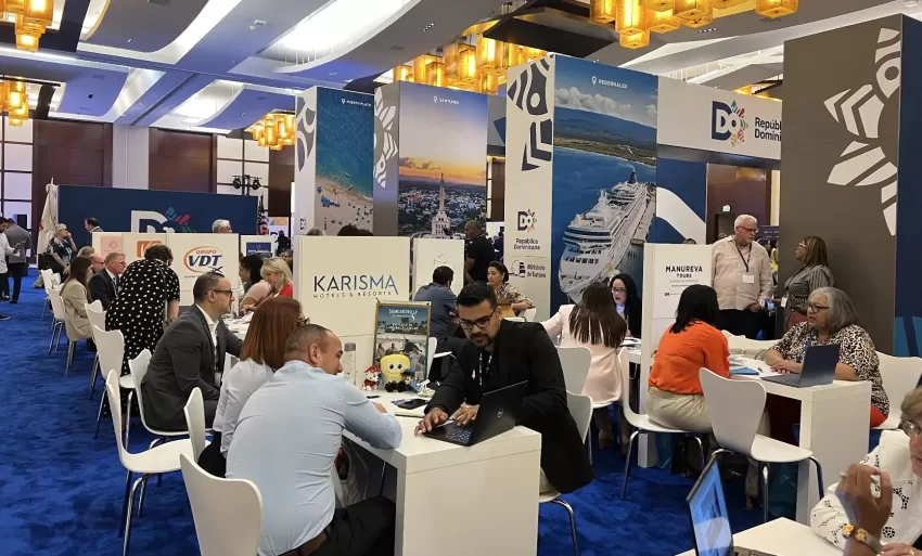 Ministerio de Turismo firma acuerdo con 4 aerolíneas para aumentar en un 20% llegada de canadienses